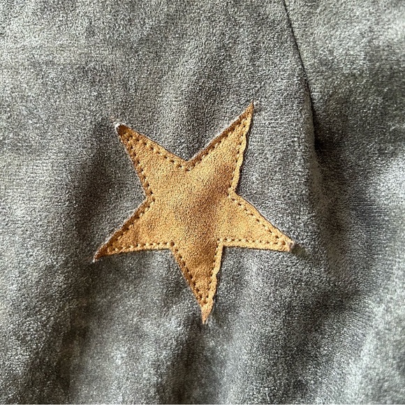 The Impeccable Pig Olivaceous faux suede cropped moto jacket with star appliqué - Picture 9 of 11